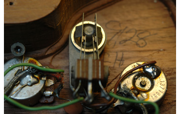 Date Inside a Gibson The Paul
